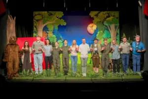 Gelungene Theaterpremiere in Leoben Eine Gruppe von Personen steht in Kostümen auf einer Theaterbühne