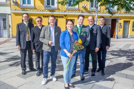 Vorschau aufs Leobener Stadt-Land-Fest Eine Frau und sechs Männer stehen auf einem innerstädtischen Platz vor einer gelben Fassade.