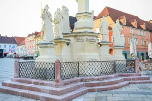 Leoben: Die Pestsäule ist wieder eingezäunt Ein Denkmal mit einem Zaun auf einem großen Platz