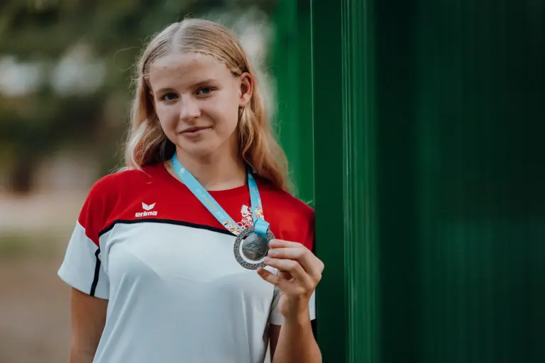 Neubergerin Lilli Paier ist einzige Steirerin bei Jugend-Olympia Eine junge Frau mit einer Medaille in der Hand.