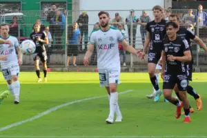 Fußballer in weißen und schwarzen Dressen.