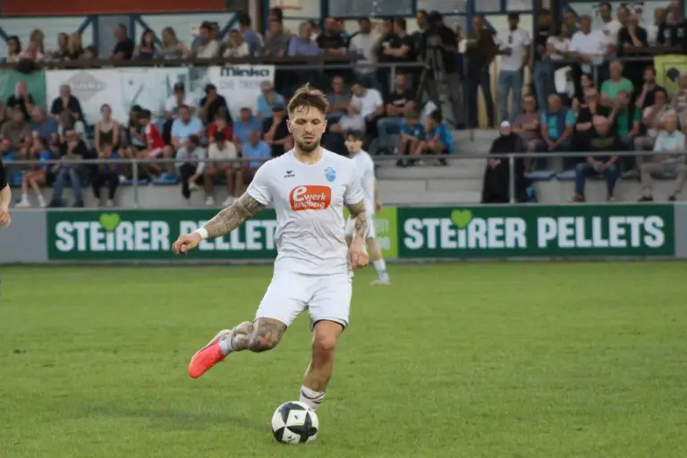 3:2 nach 0:2 – Kindberg drehte das Match Ein Fußballer mit einem Ball.