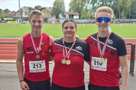 Fünf Medaillen für Mürzer Leichtathleten Drei junge Menschen stehen nebeneinander und haben Medaillen um den Hals.