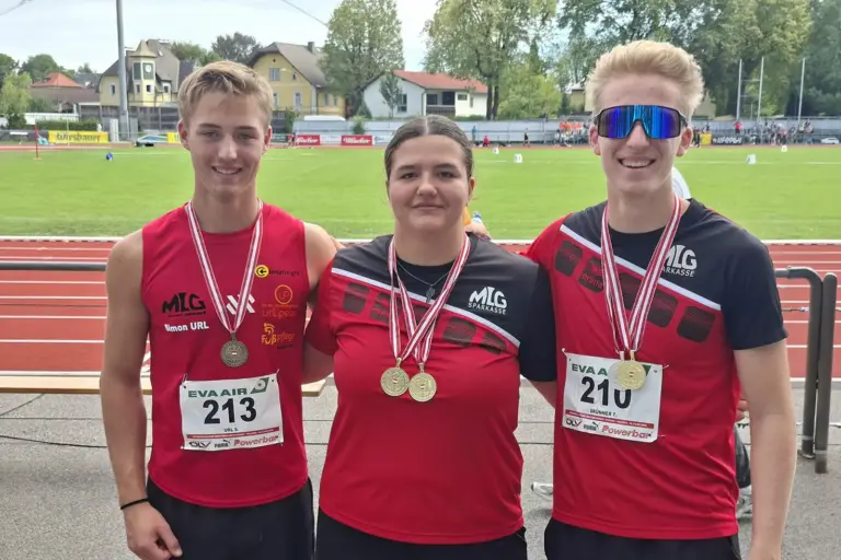 Fünf Medaillen für Mürzer Leichtathleten Drei junge Menschen stehen nebeneinander und haben Medaillen um den Hals.