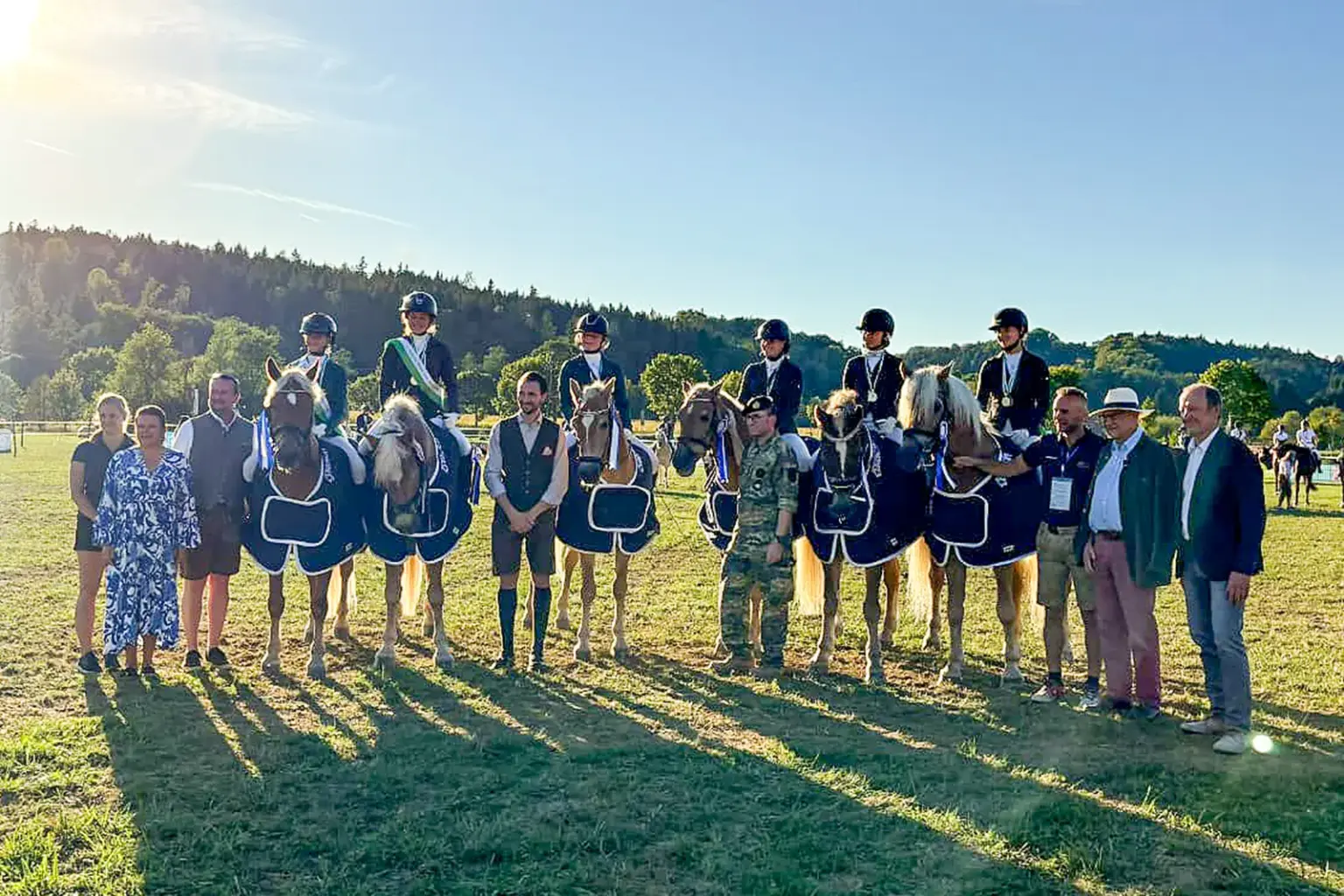 Mürzer Reiterinnen sind Landesmeister Eine Gruppe von Menschen und Pferden.