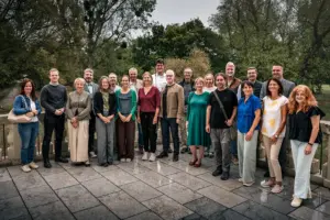 Eine große Gruppe von Personen steht in einem Park