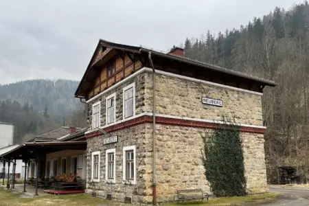 Gesprächstage am Bahnhof Neuberg Ein historisches Bahnhofsgebäude in ländlicher Umgebung