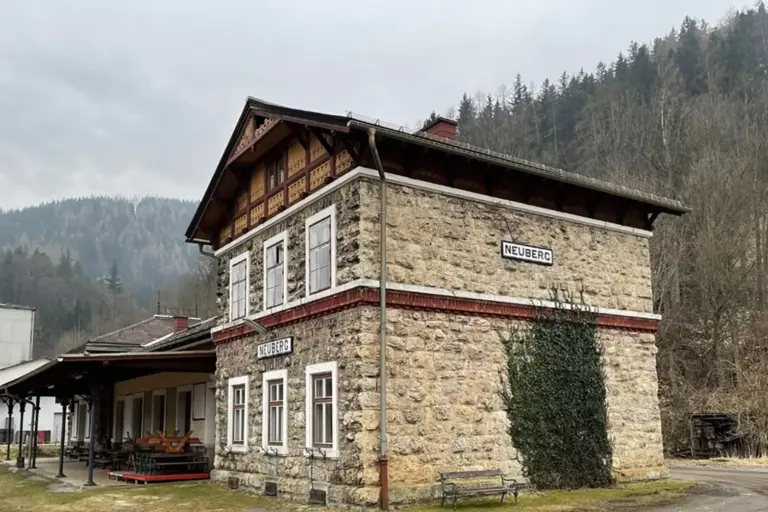 Gesprächstage am Bahnhof Neuberg Ein historisches Bahnhofsgebäude in ländlicher Umgebung