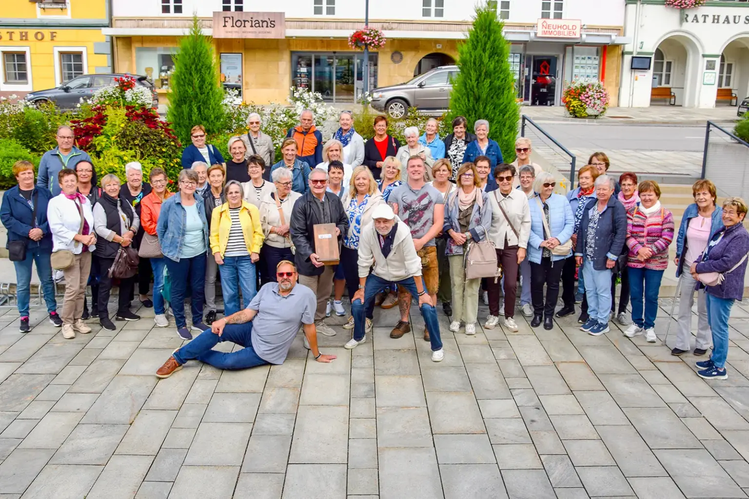 Niklasdorfer Blumenfreunde auf Tour im Mürztal Eine Gruppe von rund 40 Personen auf einem innerstädtischen Platz