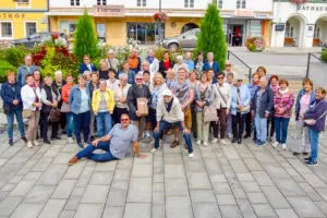 Eine Gruppe von rund 40 Personen auf einem innerstädtischen Platz