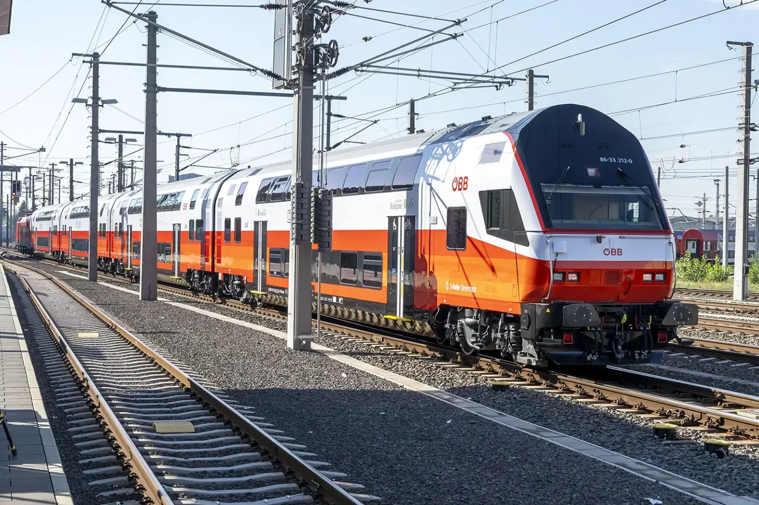 Ab Mürzzuschlag zweistöckig unterwegs Ein zweistöckiger Zug steht auf einem Bahngleis