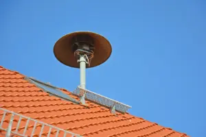 Am 3. Oktober heulen die Sirenen Eine Sirene auf einem Hausdach