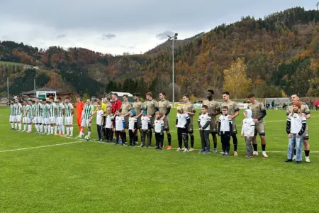 Fußballderby: Pernegg empfängt Breitenau Zwei Fußballteams stehen nebeneinander auf dem Platz.