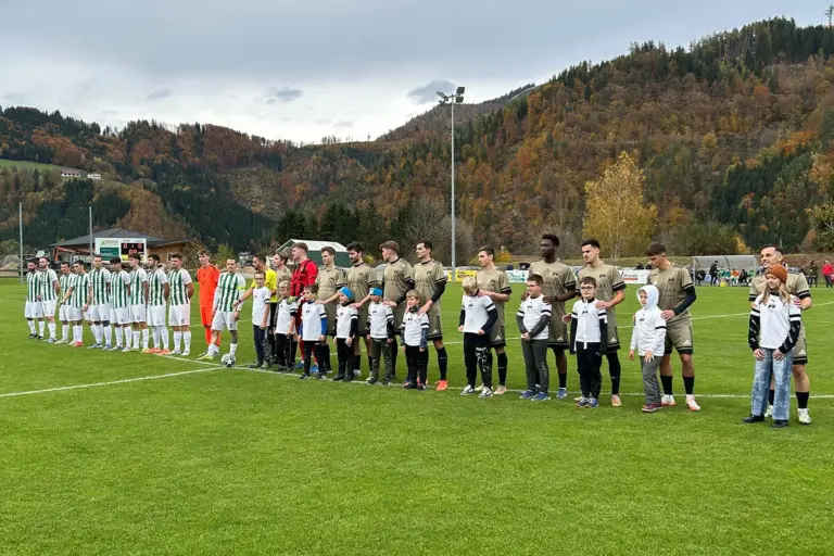 Fußballderby: Pernegg empfängt Breitenau Zwei Fußballteams stehen nebeneinander auf dem Platz.