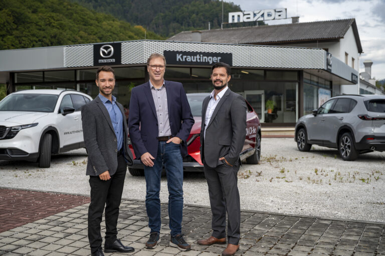 Pernegg: Autohaus Krautinger hat neue Besitzer Drei Männer stehen vor einem großen Firmengebäude
