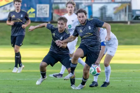 Aufstieg am grünen Tisch: Krieglach in der nächsten Cup-Runde Zwei Fußballer laufen hinter einem Ball.