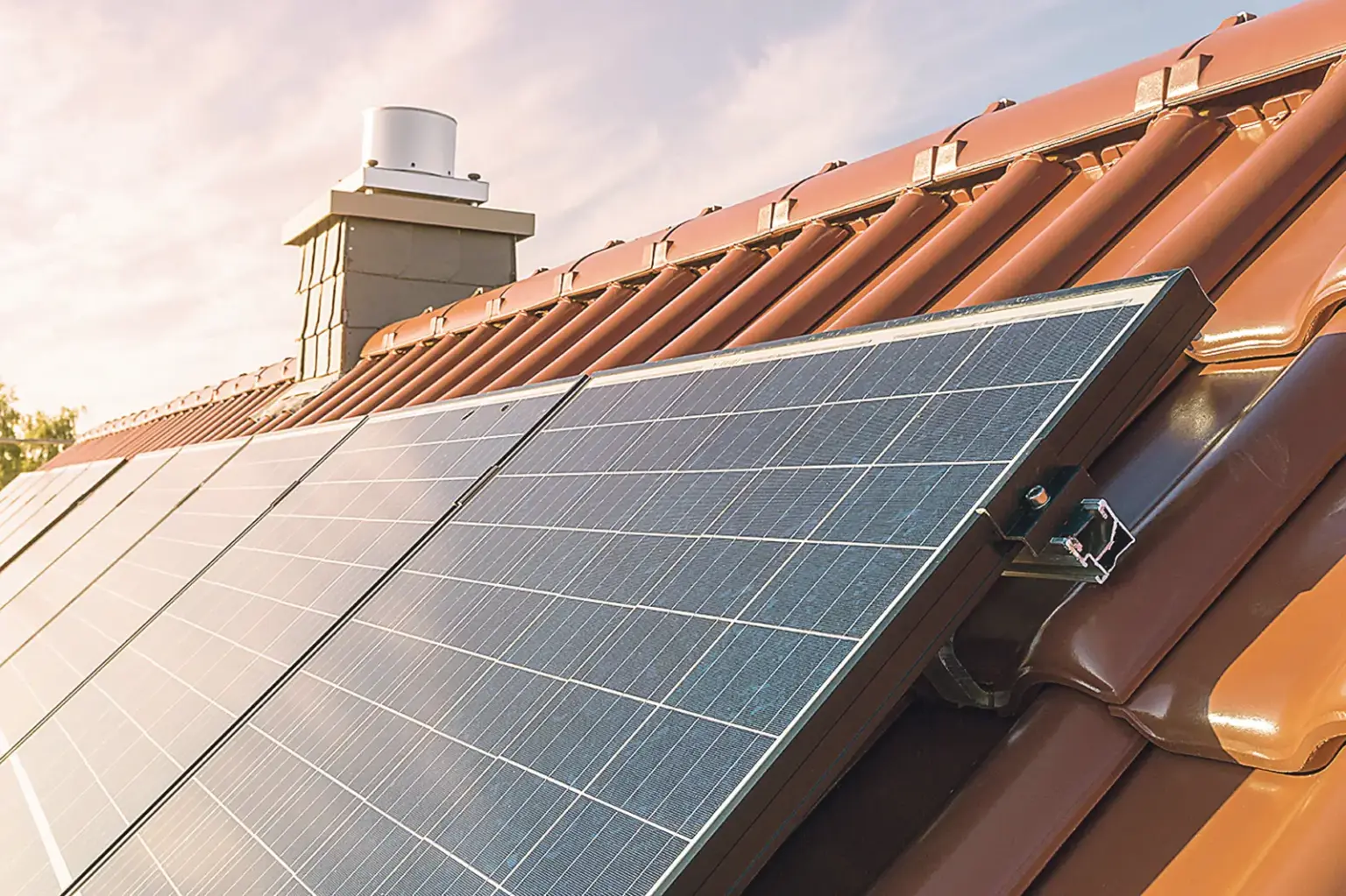 Sanfte Pflege für Photovoltaik-Anlagen Eine Photovoltaikanlage auf einem Hausdach