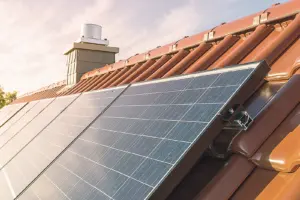 Sanfte Pflege für Photovoltaik-Anlagen Eine Photovoltaikanlage auf einem Hausdach