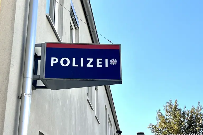 Krieglach und Veitsch: Polizeifusion im Mürztal Ein Polizei-Schild an einer Hausfassade