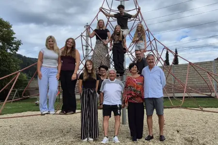 St. Michael: Verhexte Theaterabende zum Jubiläum Ein Gruppe von Personen unterschiedlichen Alters posiert auf einem Klettergerüst