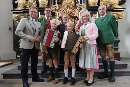 Musikalische Wallfahrt in St. Peter-Freienstein Fünf Erwachsene und zwei Kinder mit Ziehharmonikas stehen in einer Kirche