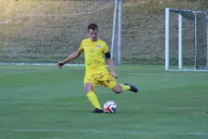 Ein Fußballer spielt den Ball.