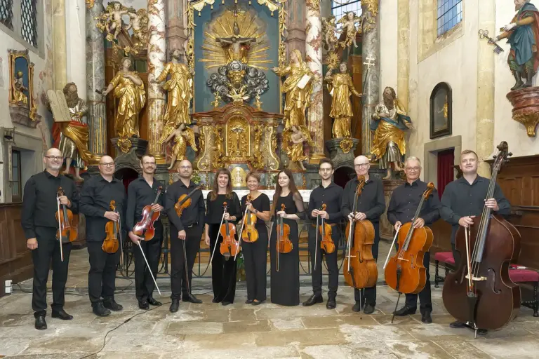Trofaiach: Kammerkonzert in der Kirche Ein Streichorchester steht vor einem Altar in einer Kirche