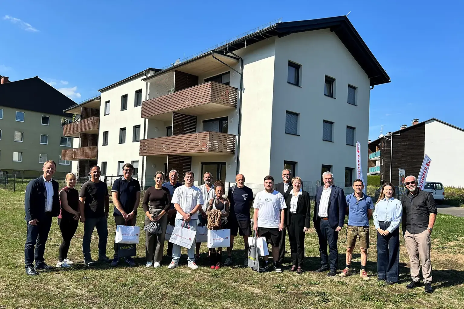 Eine Gruppe von Personen steht vor einem Haus