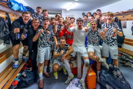 Auch ein Rückstand konnte Krieglach II nicht stoppen Fußballer jubeln in der Kabine.