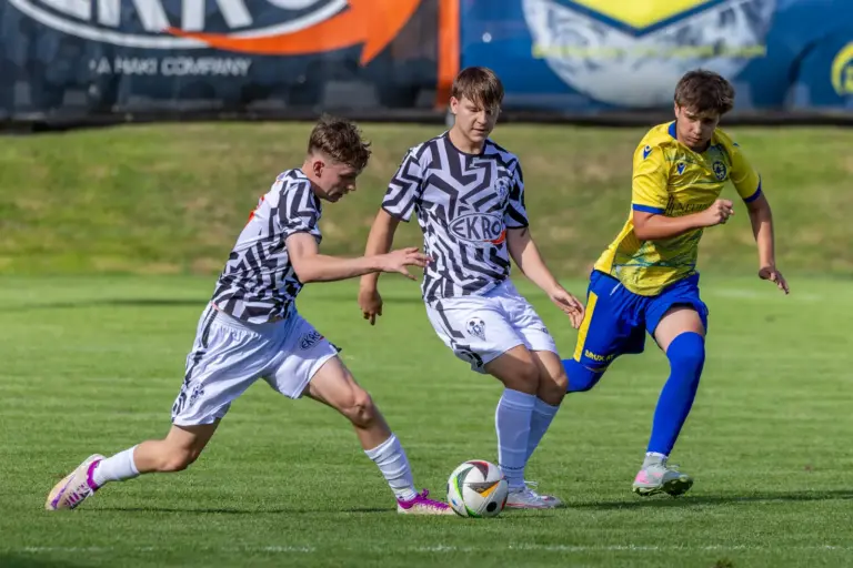 1. Klasse Mur/Mürz B: Krieglach II überrollte Oberaich II Drei Fußballer kämpfen um den Ball.