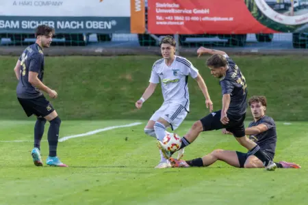 Dritter Heimsieg in Folge für die Krieglacher Vier Fußballer kämpfen um den Ball.