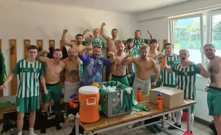Turnauer Defensive auf Schwimmkurs und Mariazeller auf der Siegesstraße Die Spieler jubeln über den Sieg.