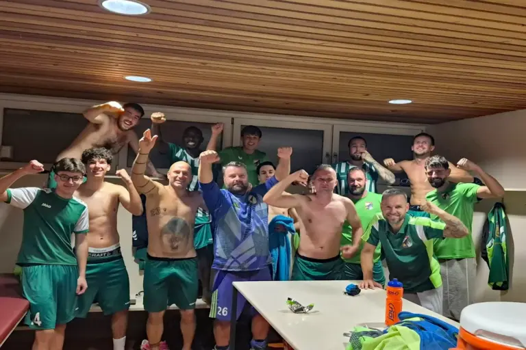 Die Mariazell-Serie hält weiter an Die Mannschaft jubelt in der Kabine.