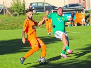 Zwei Spieler kämpfen um den Ball.