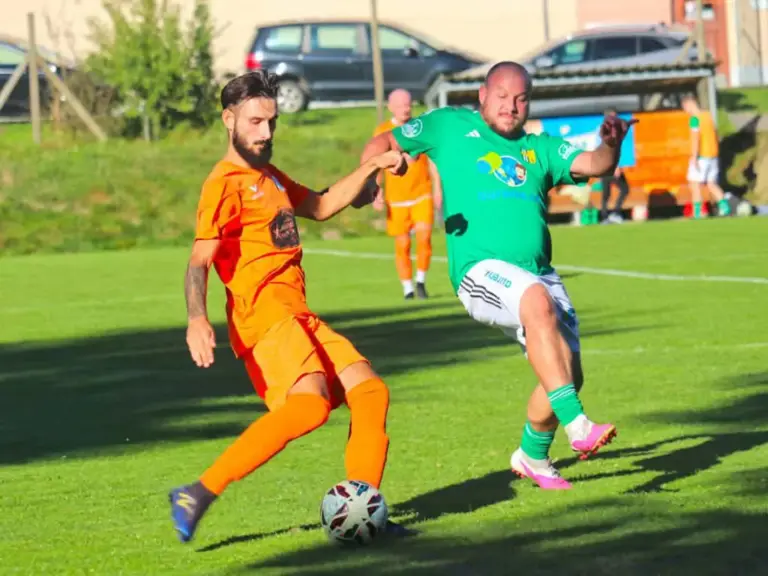 Erste Niederlage für Oberaich, erster Sieg für Parschlug Zwei Spieler kämpfen um den Ball.