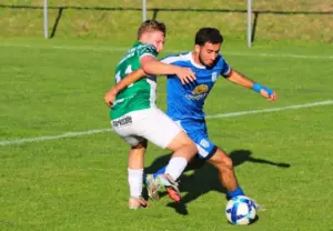 Zwei Spieler kämpfen um den Ball.