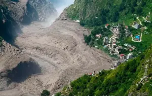 Ein enges Bergtal in Nepal nach einer zerstörerischen Flutkatastrophe.