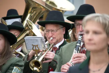 Ein Haus für alle Generationen in Wald am Schoberpaß Ein Mann in Trachtenkleidung spielt Trompete, rings um ihn weitere Musikerinnen und Musiker