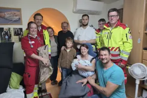 Bezirk Leoben: Hausgeburt im Doppelpack Mehrere Personen, zum Teil in Rotkreuz-Uniformen, in einer Wohnung