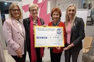 Vier Frauen halten einen großen Scheck