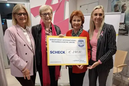 Vier Frauen halten einen großen Scheck