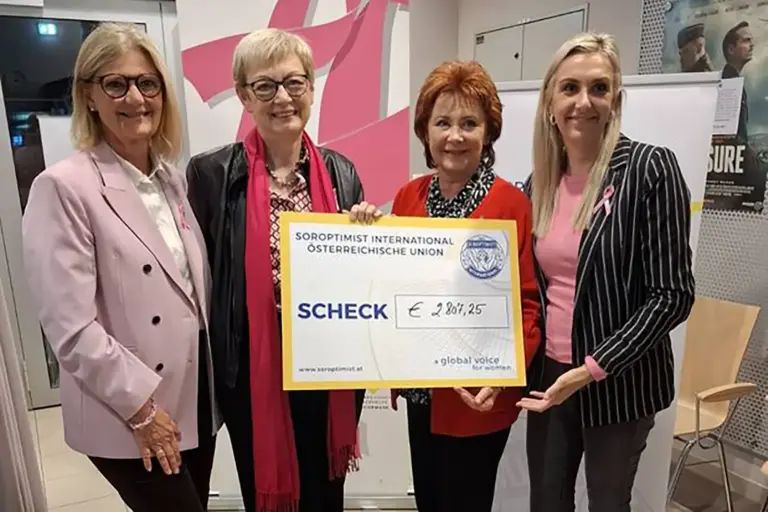 Vier Frauen halten einen großen Scheck