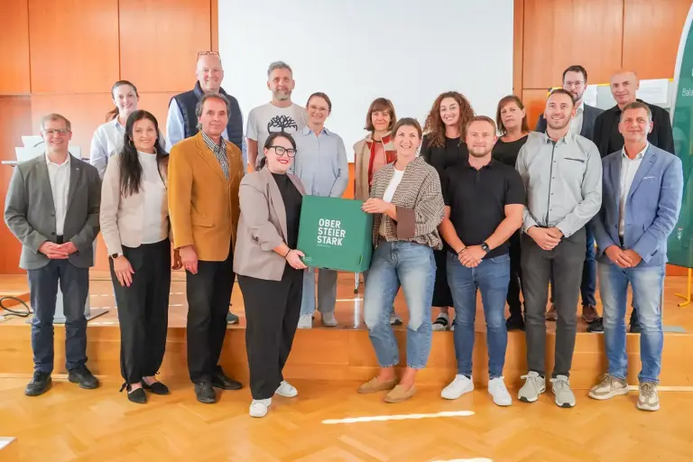 Eine Gruppe von Personen steht in einem großen Saal