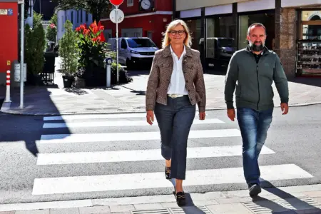 Brucker Schutzwege im Fokus Ein Mann und eine Frau gehen über einen Zebrastreifen