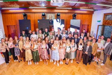 Rekord bei Stars of Styria in Bruck Eine Gruppe von rund 50 Menschen in festlicher Kleidung mit Urkunden und Trophäen in Händen