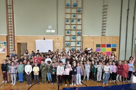 Bruck: Tag der Sprachen in der Volksschule Berndorf Eine große Gruppe von Kindern steht in einem Turnsaal