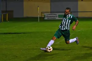 Ein Spieler in grün-weiss ist im Ballbesitz.