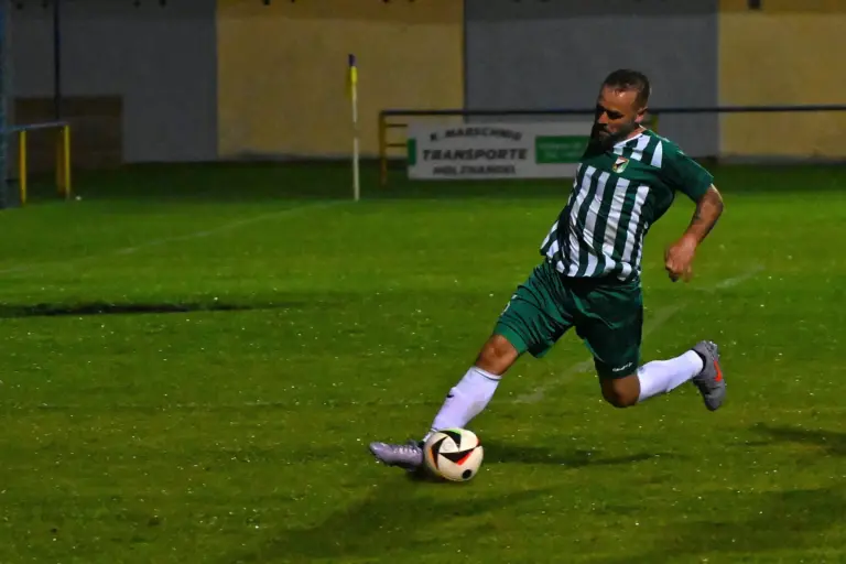 Acht Tore und kein Sieger Ein Spieler in grün-weiss ist im Ballbesitz.