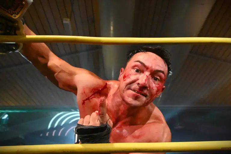 Wrestling-Action im Wartberger Volkshaus Ein Catcher Blut überströmt im Ring.