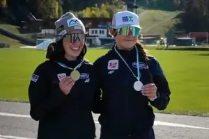 Eisenerzerin kombinierte sich zur Staatsmeisterin Zwei Sportlerinnen präsentieren im Freien ihre Gold- und Bronzemedaillen.